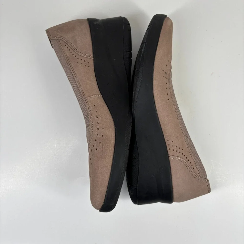 Clarks Suttyn Kaylie Women's 9.5M Light Taupe Casual Comfort Slip-On Wedge Shoes